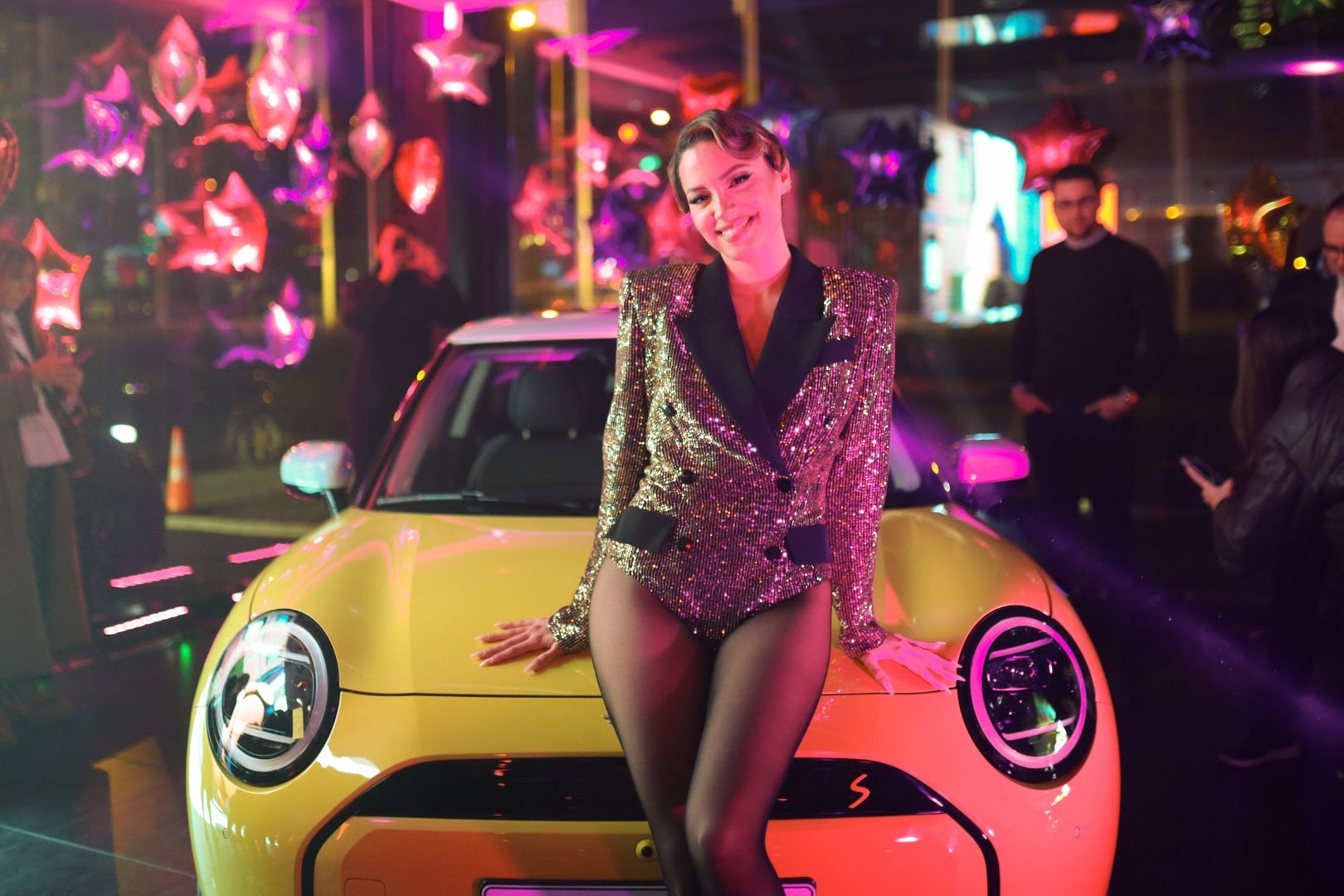 MINI Srbija premijerno je predstavio nove modele kojim počinje revolucionarna MINI era okrenuta ka budućnosti i nameri brenda da do 2030. godine ima potpuno električnu gamu. Pod sloganom „Dream Big“ i uz nastup pop pevačice Sare Jo, prikazani su potpuno električni MINI Cooper pete generacije i potpuno novi MINI Countryman treće generacije, koji je od sada dostupan i u električnoj verziji. Novi članovi MINI porodice donose moderan dizajn, savremenu tehnologiju i uzbudljivu vožnju punu avantura. MINI Srbija premijerno je predstavio nove modele kojim počinje revolucionarna MINI era okrenuta ka budućnosti i nameri brenda da do 2030. godine ima potpuno električnu gamu. Pod sloganom „Dream Big“ i uz nastup pop pevačice Sare Jo, prikazani su potpuno električni MINI Cooper pete generacije i potpuno novi MINI Countryman treće generacije, koji je od sada dostupan i u električnoj verziji. Novi članovi MINI porodice donose moderan dizajn, savremenu tehnologiju i uzbudljivu vožnju punu avantura.